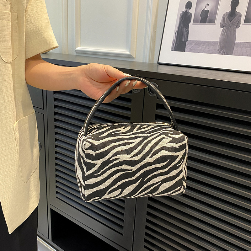 Sac de maquillage léopard de l - Luxury Skincare & Spa avis et prix